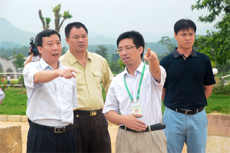 謝迺堂（左一）對湘桂循環(huán)經濟產業(yè)園建設提出意見和建議。