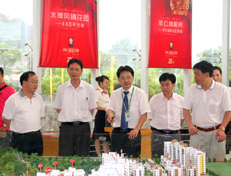 崇左市政協(xié)副主席、市工商聯(lián)主席玉如鋒（右四）一行聽(tīng)取房地產(chǎn)公司匯報(bào)