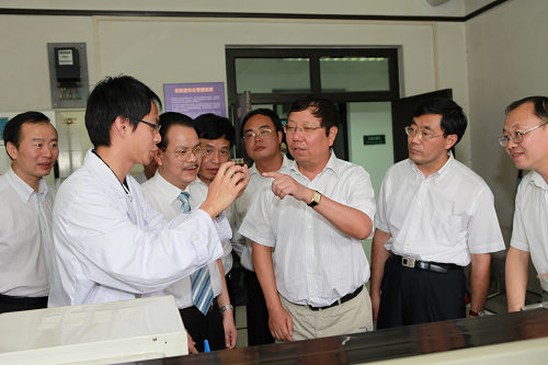 在清華大學(xué)生物柴油研究室，趙樂秦（右三）一行聽取關(guān)于微藻生物柴油研發(fā)的情況